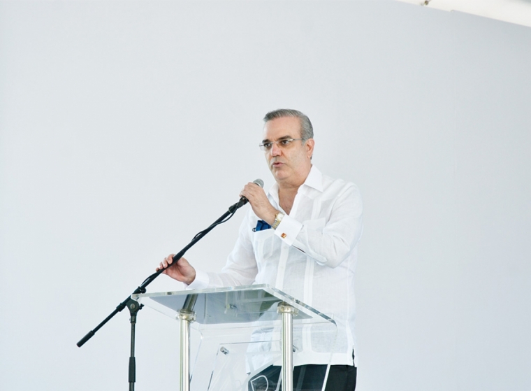 El presidente Luis Abinader, pronuncia un discurso en el actod el primer palazo para iniciar la construcción del nuevo edificio de negocios para la región Norte de la Asociación Popular de Ahorros y Préstamos. Foto: Carlos Chicón