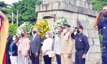 Autoridades en la estatua del Patrón Santiago, donde depositaron una ofrenda floral.