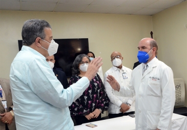 El doctor Manuel Lora Perelló toma el juramento al doctor Alfre Cruz, como nuevo director del hospital.