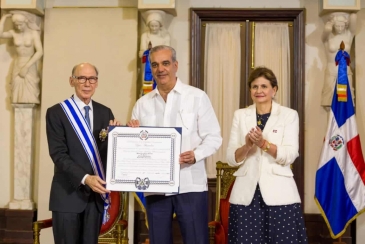 Abinader condecora al historiador Frank Moya Pons en Palacio Nacional